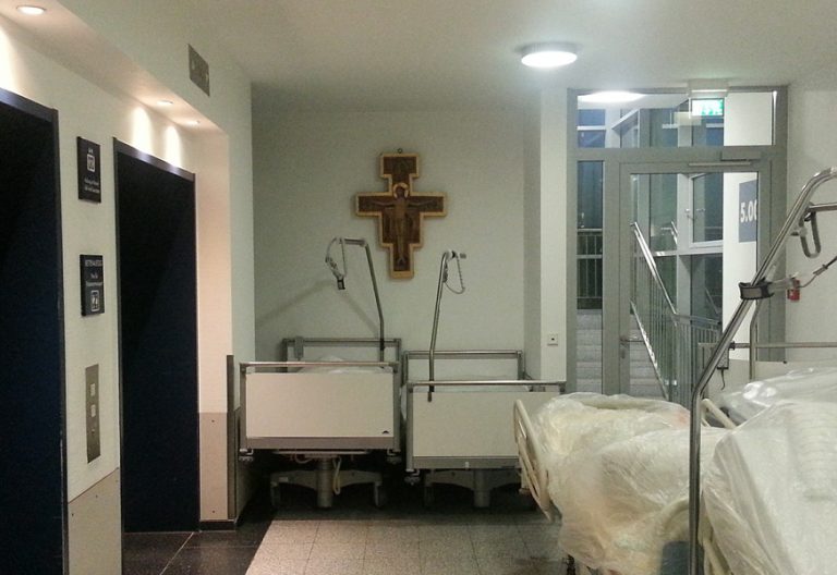 crucifijo en un hospital camas en el pasillo