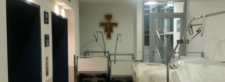 crucifijo en un hospital camas en el pasillo