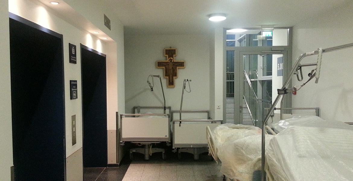 crucifijo en un hospital camas en el pasillo