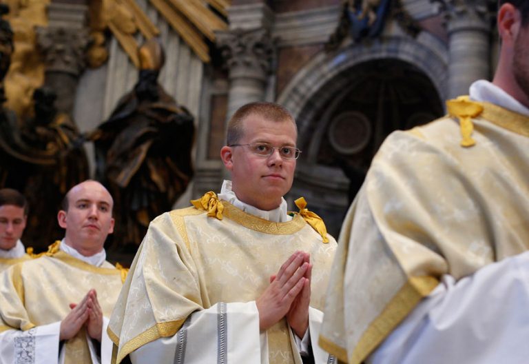 diaconos en una celebración en el Vaticano