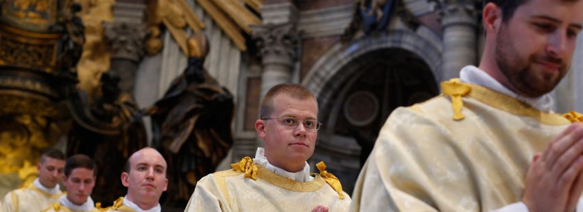 diaconos en una celebración en el Vaticano
