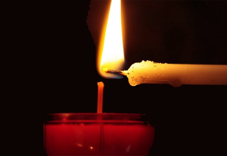 encender una vela con otra vela