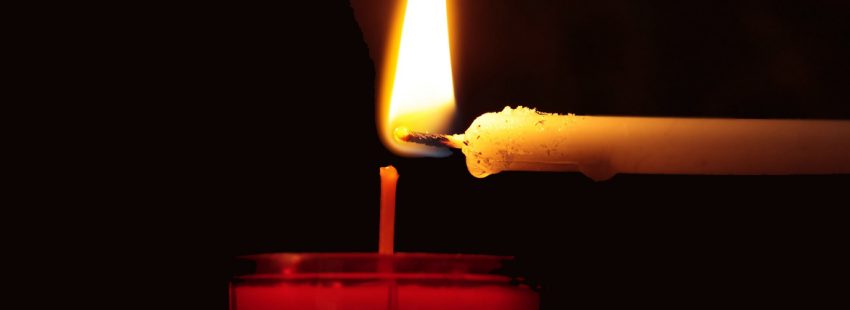 encender una vela con otra vela