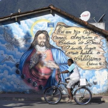 Un hombre pasea con su bici por una calle de Río de Janeiro, en Brasil/CNS