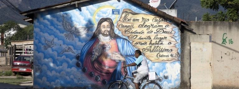 Un hombre pasea con su bici por una calle de Río de Janeiro, en Brasil/CNS