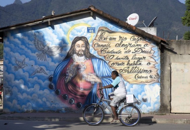 Un hombre pasea con su bici por una calle de Río de Janeiro, en Brasil/CNS