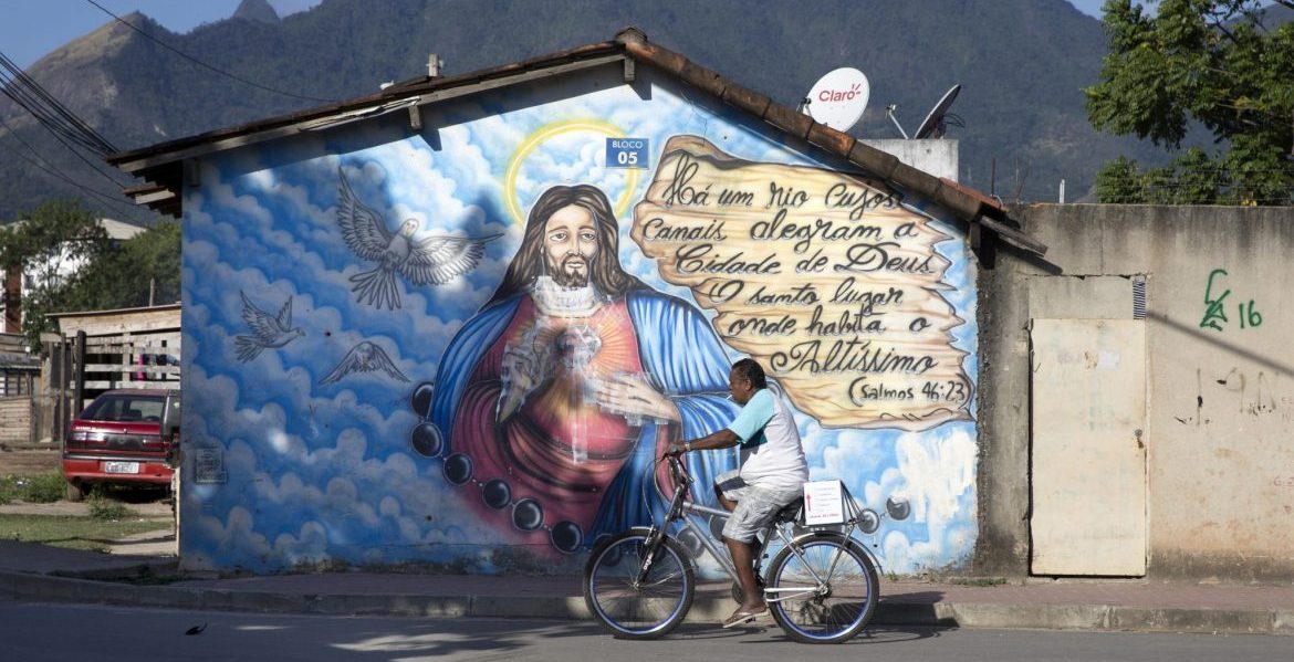 Un hombre pasea con su bici por una calle de Río de Janeiro, en Brasil/CNS