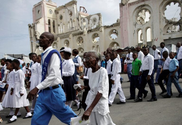grupo de fieles en una procesión de Corpus Christi en la catedral de Puerto Príncipe Haití