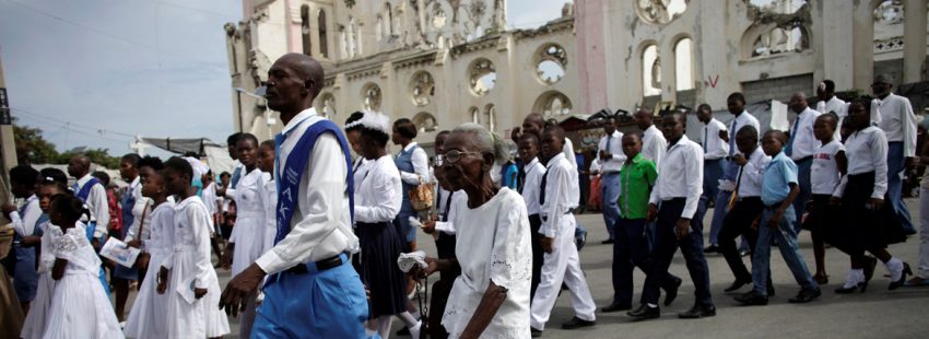 grupo de fieles en una procesión de Corpus Christi en la catedral de Puerto Príncipe Haití