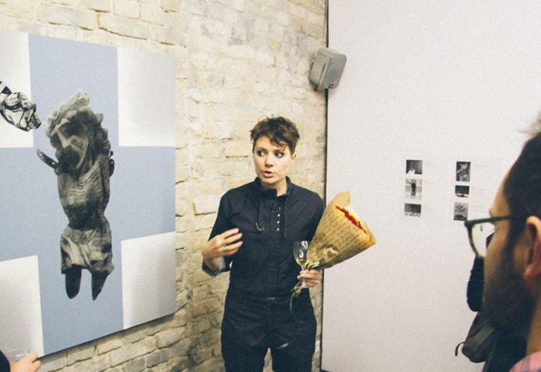 Albina Yaloza artista explica su cuadro Bautismo