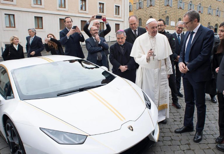 papa Francisco recibe de regalo un coche Lamborghini que subastará para repartir los beneficios noviembre 2017
