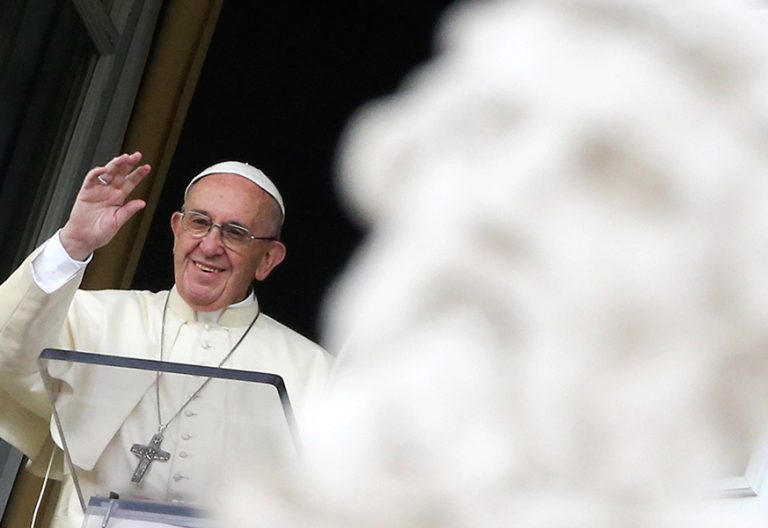 Francisco denuncia en el Ángelus que “la autoridad mal ejercida se convierte en opresión”