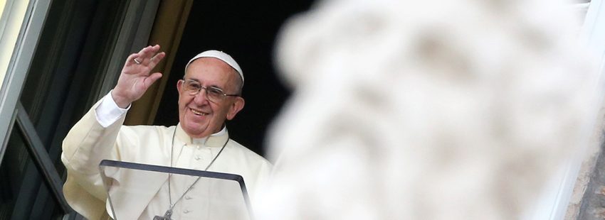 Francisco denuncia en el Ángelus que “la autoridad mal ejercida se convierte en opresión”