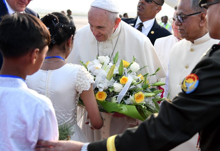 papa Francisco viaje a Bangladesh aterriza en Dacca 30 noviembre 2017