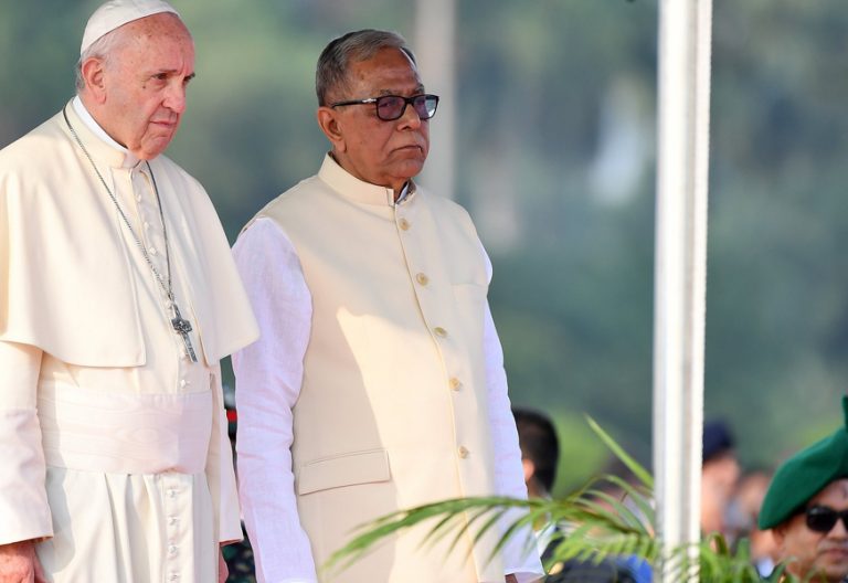 papa Francisco viaje a Bangladesh aterriza en Dacca 30 noviembre 2017