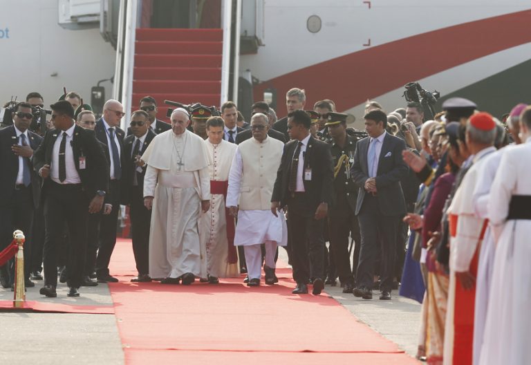 papa Francisco viaje a Bangladesh aterriza en Dacca 30 noviembre 2017
