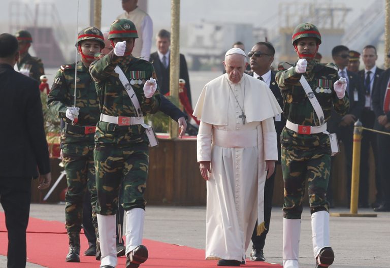 papa Francisco viaje a Bangladesh aterriza en Dacca 30 noviembre 2017