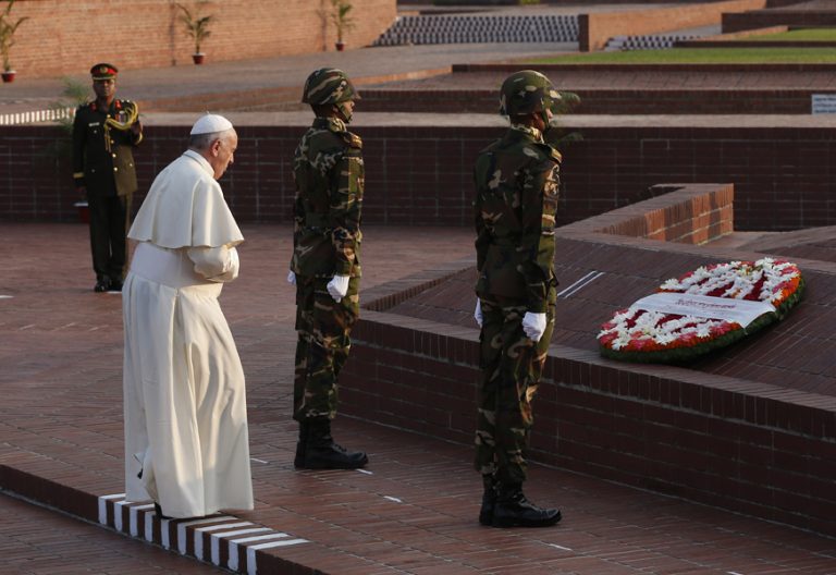 papa Francisco viaje a Bangladesh aterriza en Dacca 30 noviembre 2017