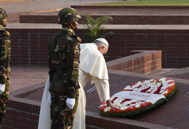 papa Francisco viaje a Bangladesh aterriza en Dacca 30 noviembre 2017
