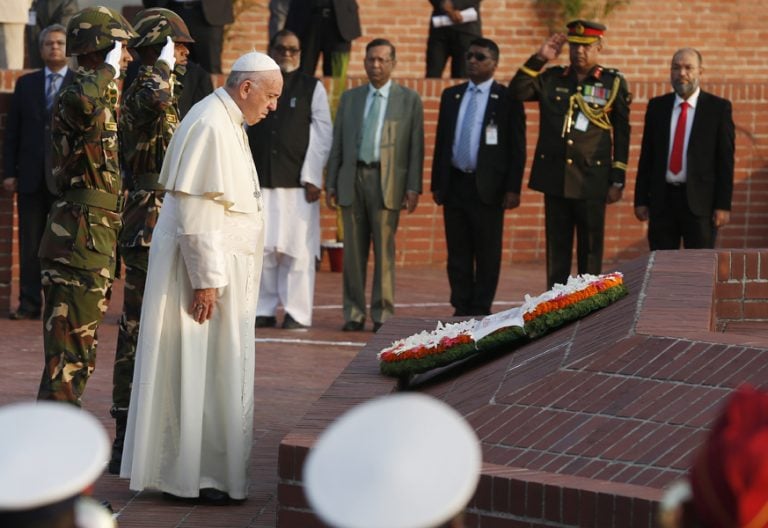 papa Francisco viaje a Bangladesh aterriza en Dacca 30 noviembre 2017