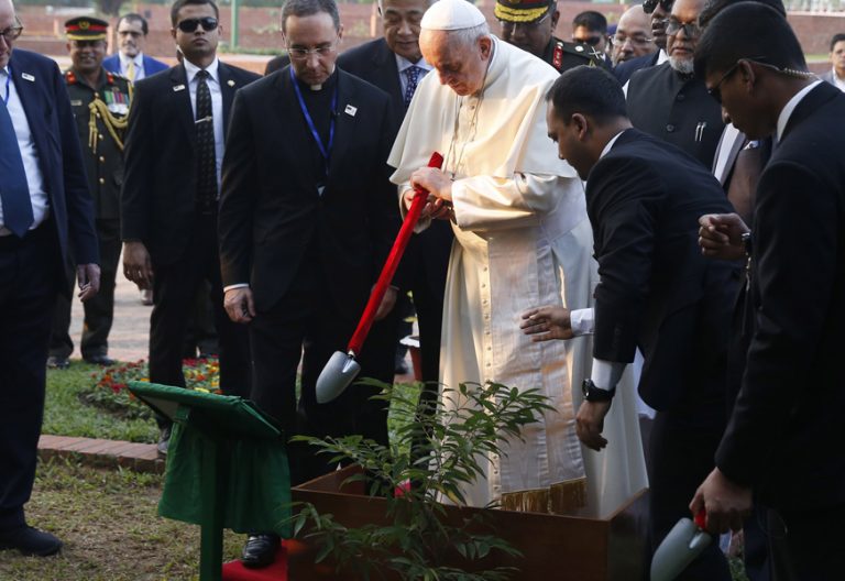 papa Francisco viaje a Bangladesh aterriza en Dacca 30 noviembre 2017