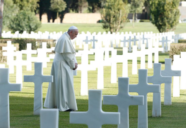 papa Francisco reza en el cementerio italo-americano de Neptuno Fieles Difuntos 2 noviembre 2017