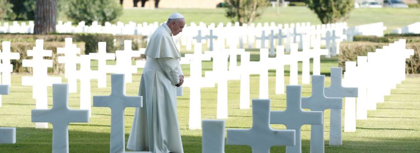 papa Francisco reza en el cementerio italo-americano de Neptuno Fieles Difuntos 2 noviembre 2017