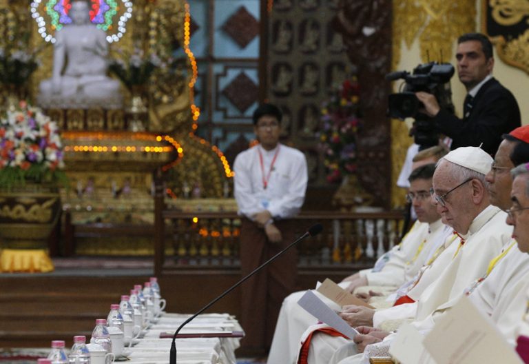 papa Francisco encuentro con Consejo Supremo Sangha de los monjes budistas en Myanmar 29 noviembre 2017