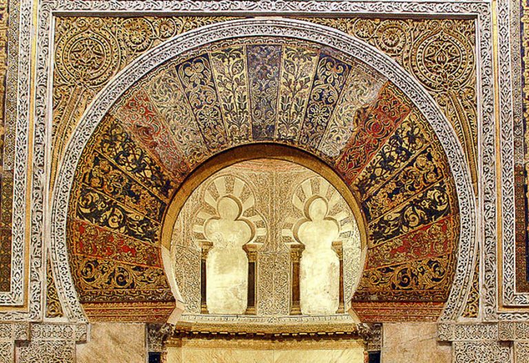 arco puerta hispano mozárabe en la mezquita de Córdoba