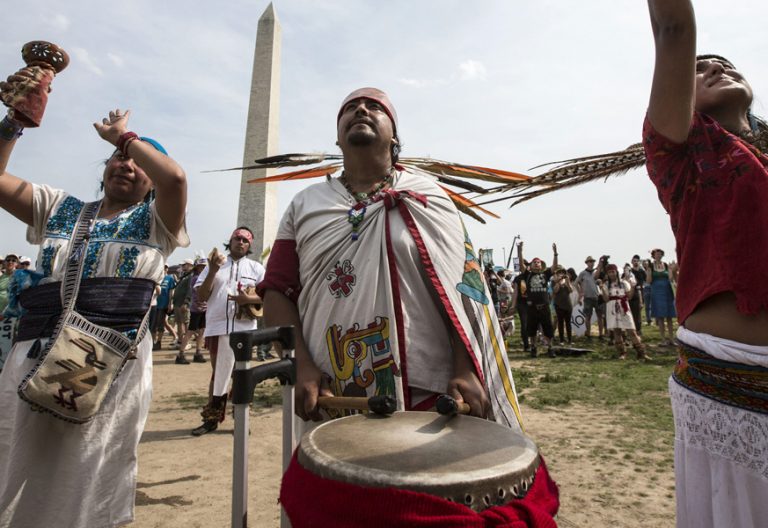 indígenas aztecas Latinoamérica en una marcha contra el cambio climático en Washington