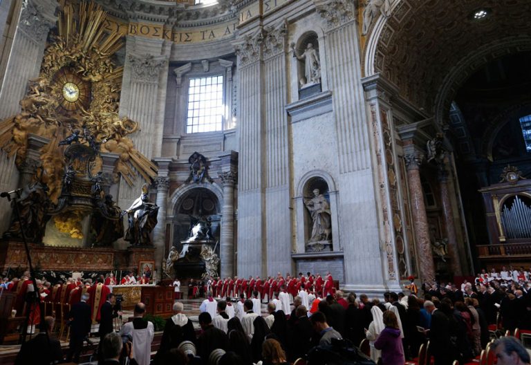 papa Francisco celebra misa en la Basílica de San Pedro por los cardenales y obispos fallecidos ese año 2015