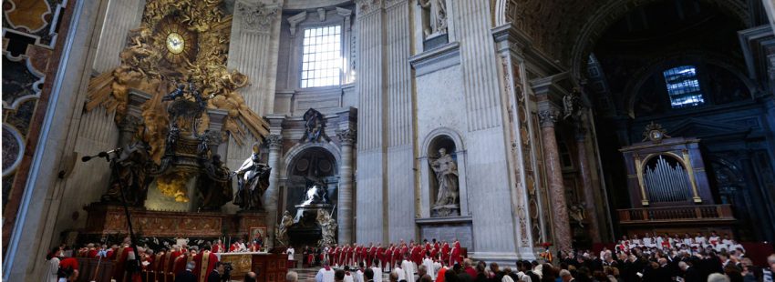papa Francisco celebra misa en la Basílica de San Pedro por los cardenales y obispos fallecidos