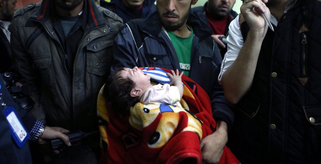 niña siria esperando ayuda en un hospital