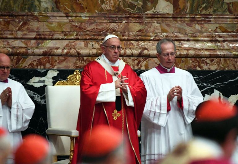 papa Francisco celebra misa en la Basílica de San Pedro por los cardenales y obispos fallecidos ese año 2017