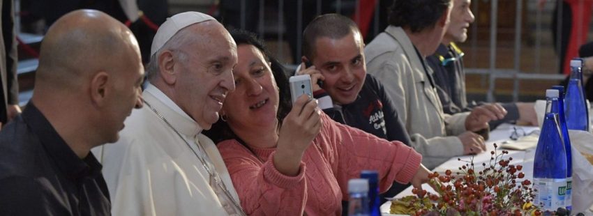 El Papa Francisco, en una comida con un grupo de pobres en Bolonia/CNS