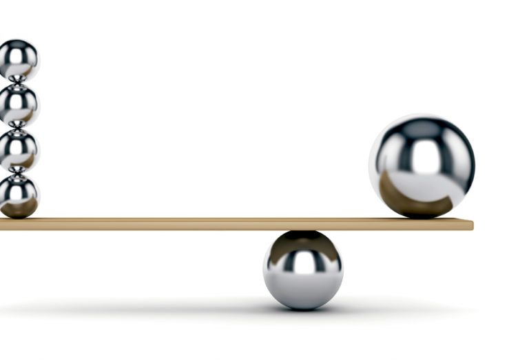 bolas de peso y medida en una balanza en equilibrio