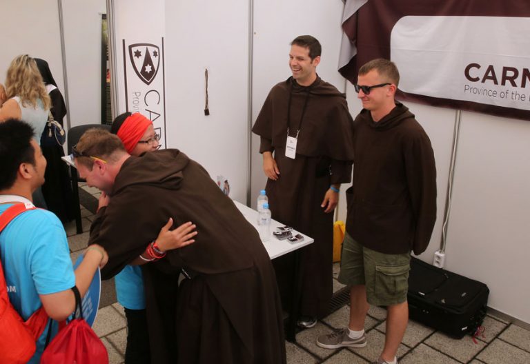 religiosos abrazan a jóvenes peregrinos durante la JMJ Cracovia 2016
