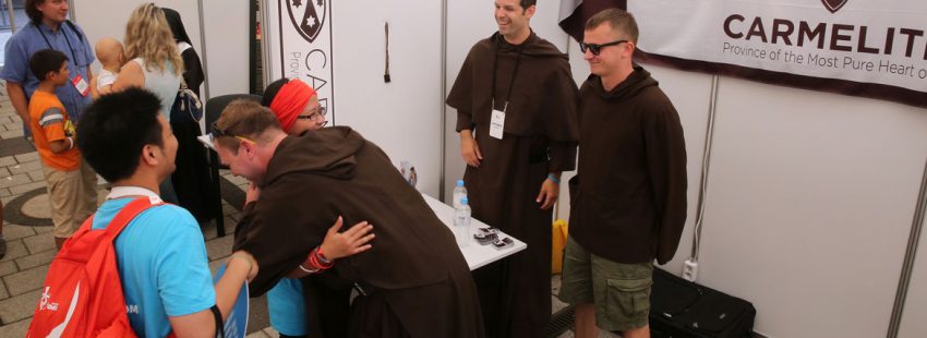 religiosos abrazan a jóvenes peregrinos durante la JMJ Cracovia 2016