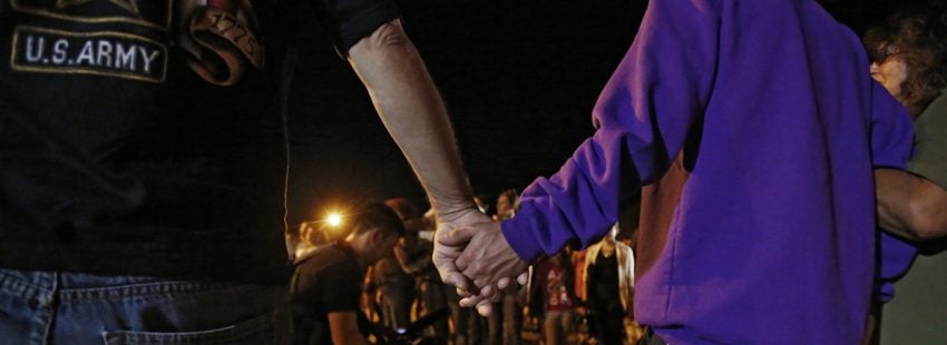 oración en la Primera Iglesia Baptista de Sutherland Springs San Antonio Texas tras el tiroteo