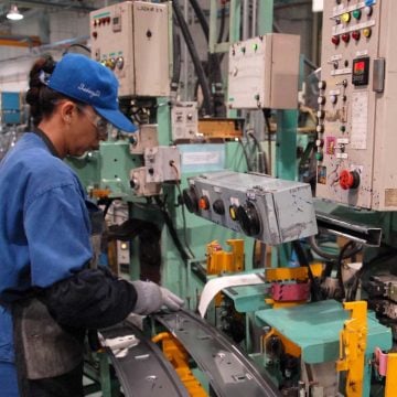 Regularizar a medio millón de migrantes es positivo, pero la Iglesia pide no olvidar la ILP y