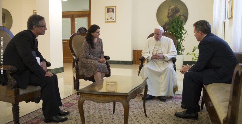 papa Francisco con responsables de la comunicación vaticana Dario Viganò, Paloma García Ovejero y Greg Burke julio 2016