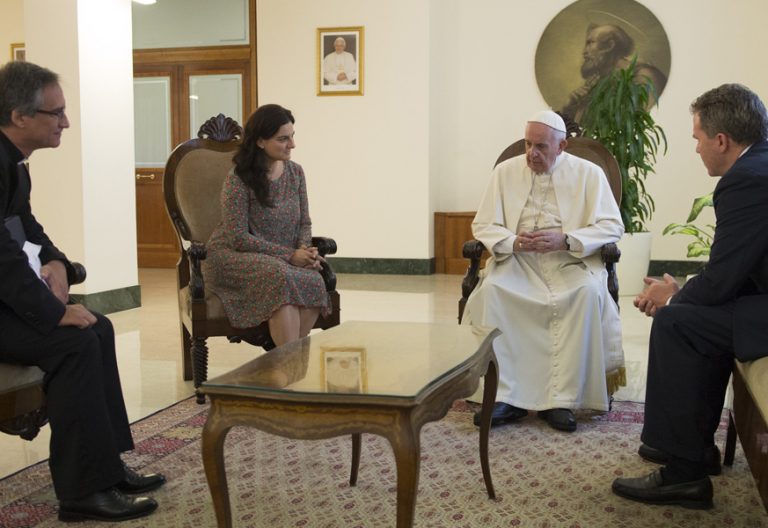 papa Francisco con responsables de la comunicación vaticana Dario Viganò, Paloma García Ovejero y Greg Burke julio 2016