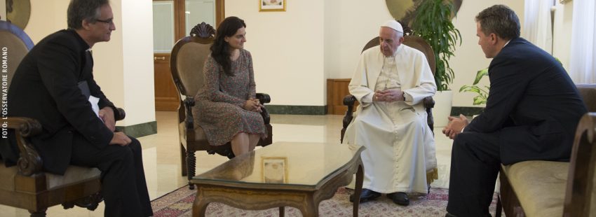 papa Francisco con responsables de la comunicación vaticana Dario Viganò, Paloma García Ovejero
