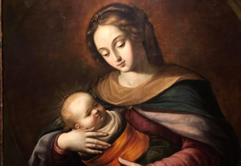 Exponen arte religioso realizado con pigmento proveniente de un insecto