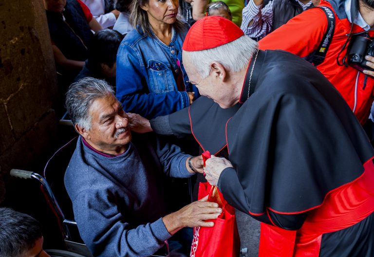 Entrega el cardenal Aguiar cenas navideñas a personas necesitadas
