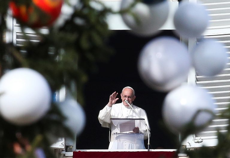 Francisco pide “que la Virgen nos aleje del pecado y nos ayude a acercarnos a Dios”