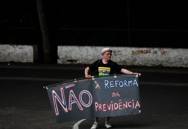 manifestación de protesta en Brasil contra la reforma del sistema de jubilaciones y pensiones