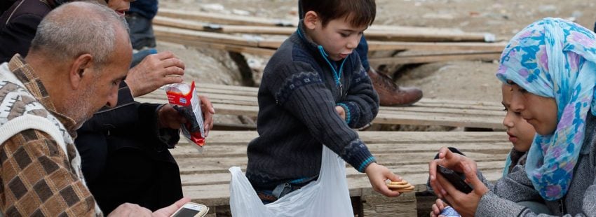 reparto de alimentos de Cáritas en un campamento para refugiados en Grecia