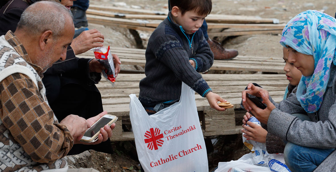 reparto de alimentos de Cáritas en un campamento para refugiados en Grecia