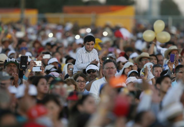 fieles de Ciudad Juárez asistiendo a misa del papa Francisco febrero 2016
